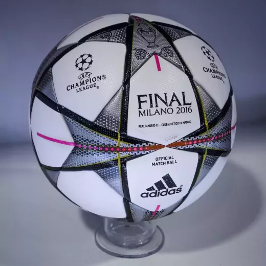 أول كرة رسمية لكأس العالم FIFA